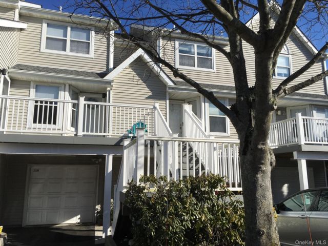  2 BR,  2.00 BTH &nbsp;Condo style home in Port Jefferson