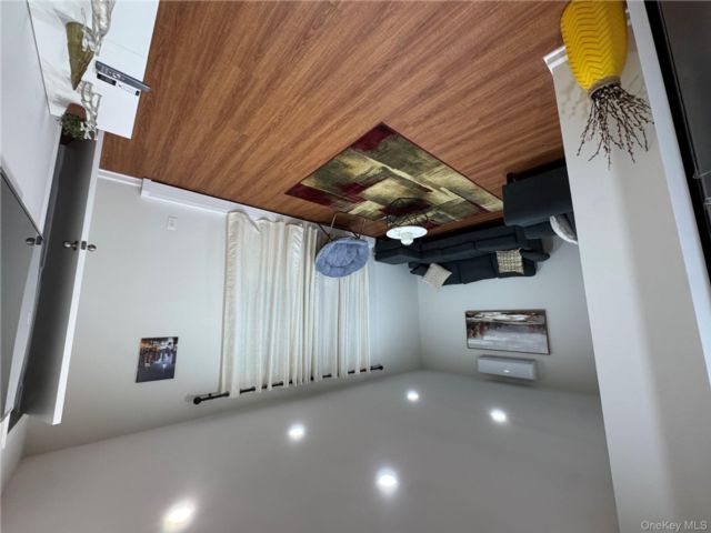  3 BR,  2.00 BTH &nbsp;Colonial style home in East Elmhurst