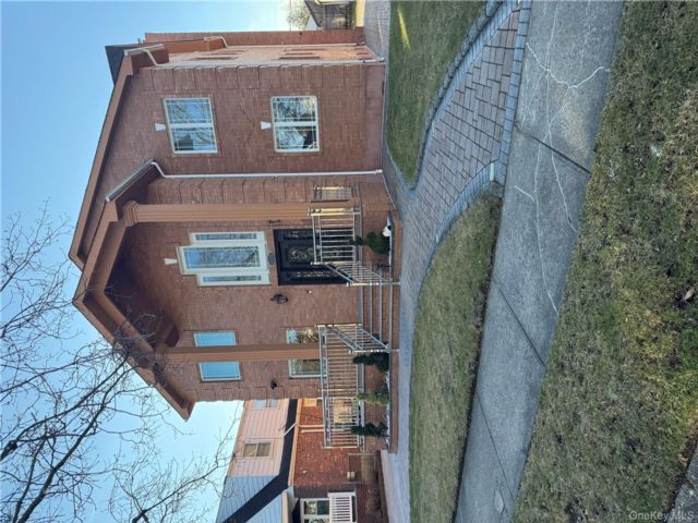  4 BR,  4.00 BTH &nbsp;Contemporary style home in Bellerose