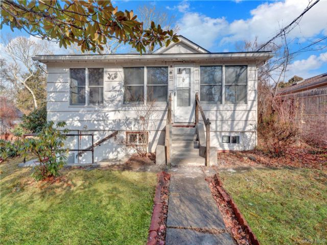  2 BR,  1.00 BTH &nbsp;Cottage style home in Sound Beach