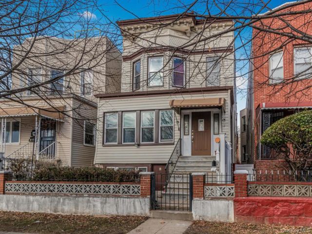  7 BR,  3.00 BTH &nbsp;House style home in Soundview