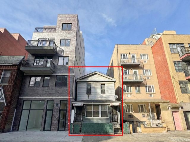  6 BR,  2.00 BTH &nbsp;Colonial style home in Flushing