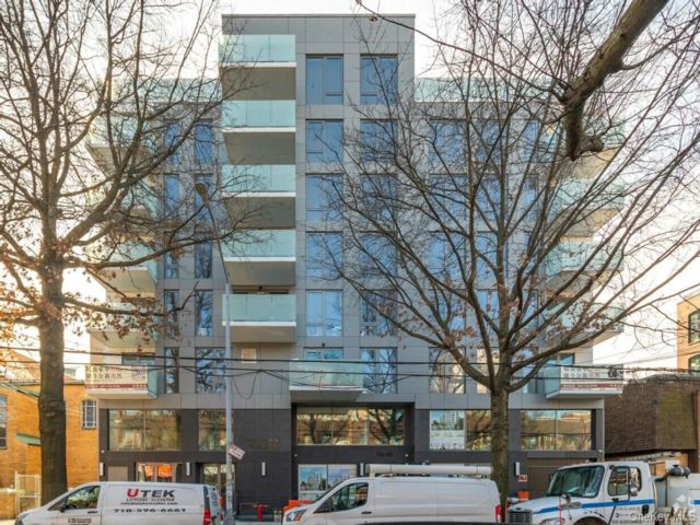  2 BR,  2.00 BTH &nbsp;Contemporary style home in Flushing