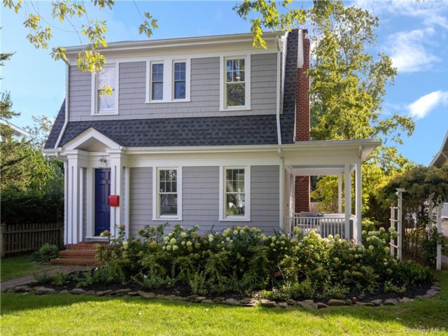  4 BR,  3.00 BTH &nbsp;Colonial style home in Greenport