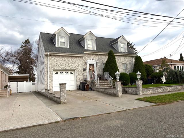  3 BR,  2.00 BTH &nbsp;Cape cod style home in College Point