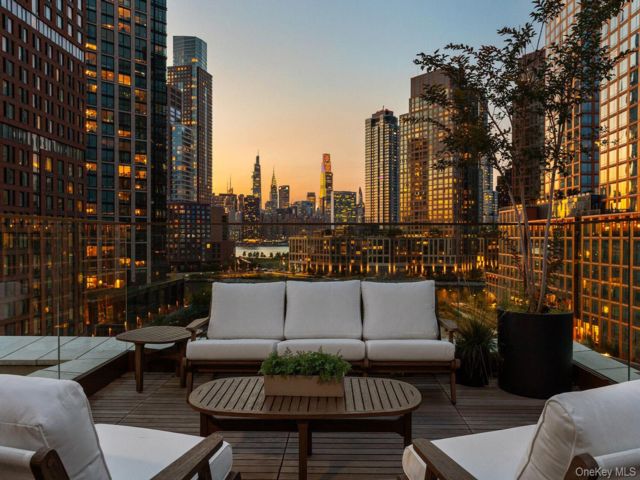  3 BR,  3.00 BTH &nbsp;Condo style home in Greenpoint