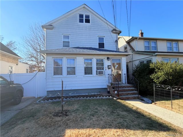  3 BR,  1.00 BTH &nbsp;Colonial style home in Floral Park