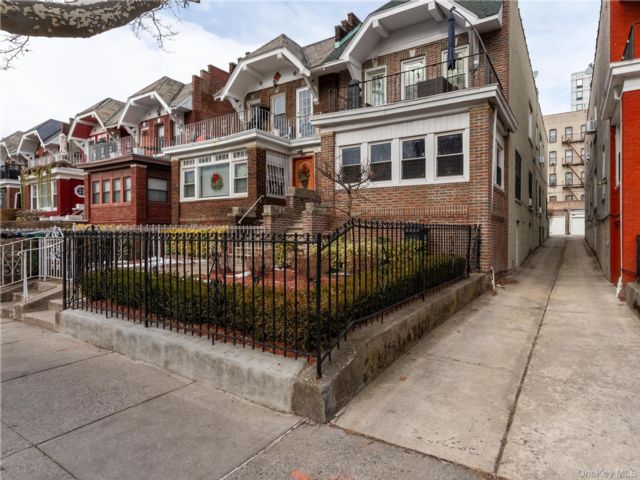  8 BR,  3.00 BTH &nbsp;House style home in Lefferts Garden