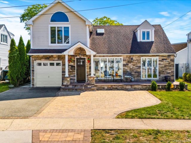  3 BR,  2.00 BTH &nbsp;Cape cod style home in Oceanside