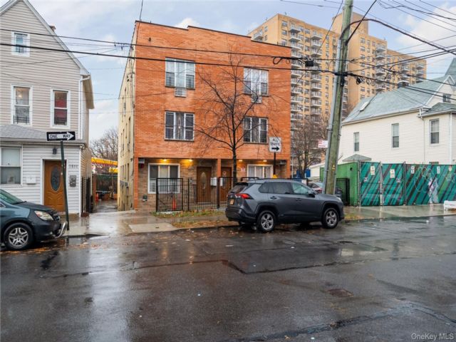  8 BR,  4.00 BTH &nbsp;House style home in West Farms