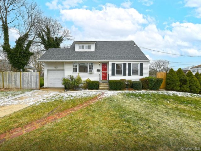  4 BR,  2.00 BTH &nbsp;Cape cod style home in Brentwood
