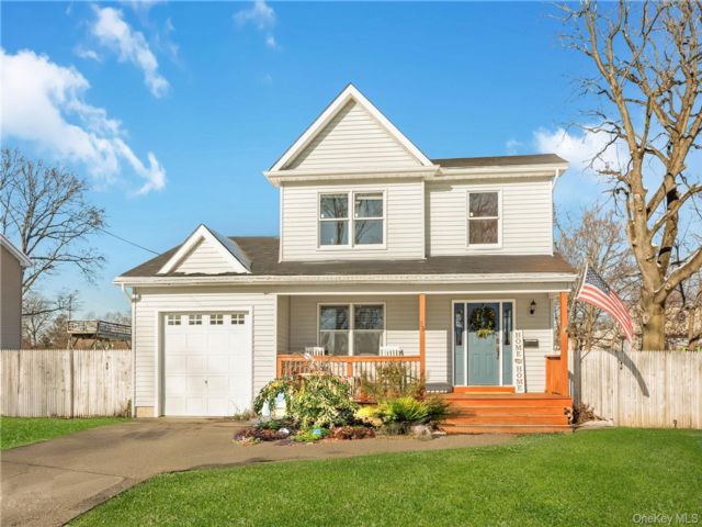  3 BR,  3.00 BTH &nbsp;Colonial style home in Islip Terrace