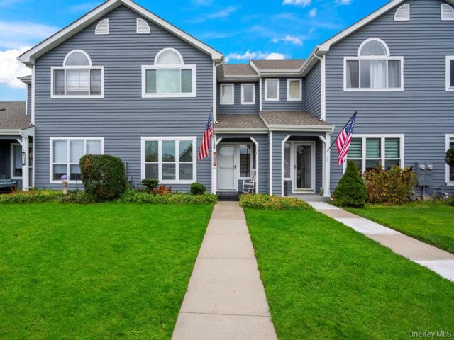  3 BR,  3.00 BTH &nbsp;Condo style home in Middle Island