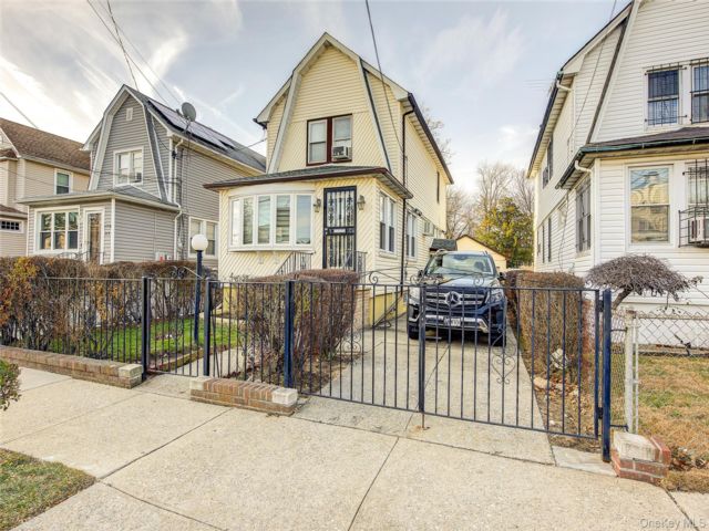  3 BR,  2.00 BTH &nbsp;Colonial style home in Springfield Gardens