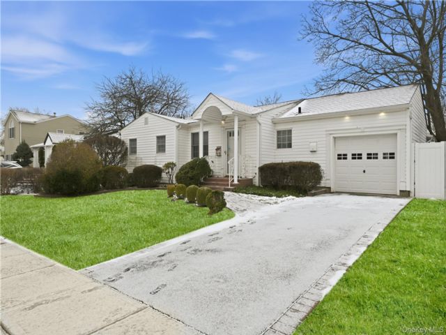  3 BR,  2.00 BTH &nbsp;Exp ranch style home in Plainview