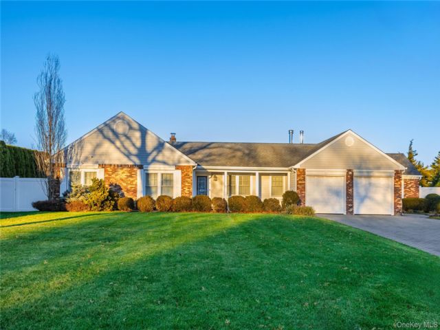  5 BR,  3.00 BTH &nbsp;Ranch style home in Commack