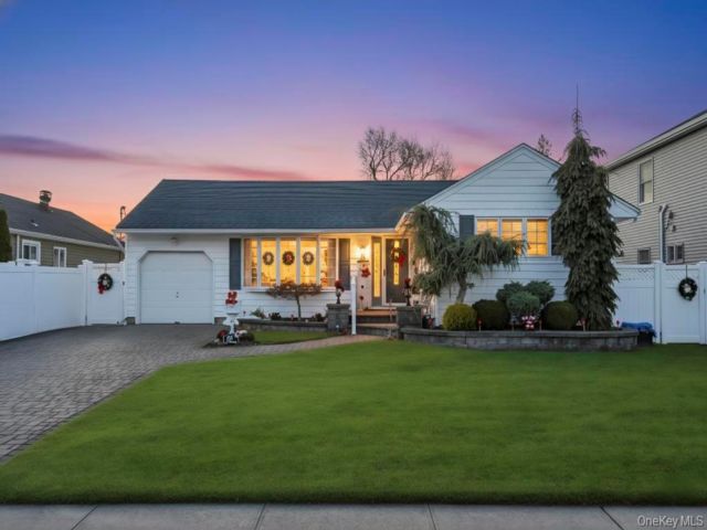  3 BR,  2.00 BTH &nbsp;Ranch style home in Bethpage