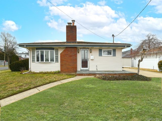  3 BR,  1.00 BTH &nbsp;Ranch style home in New Hyde Park