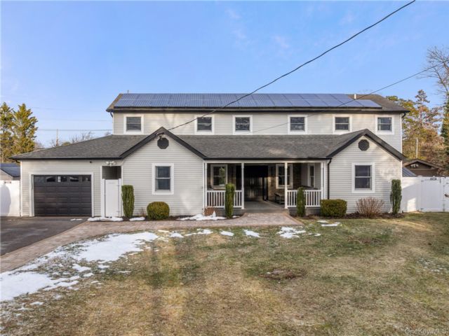  5 BR,  3.00 BTH &nbsp;Colonial style home in Oakdale