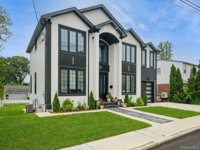  5 BR,  3.00 BTH &nbsp;Colonial style home in South Floral Park