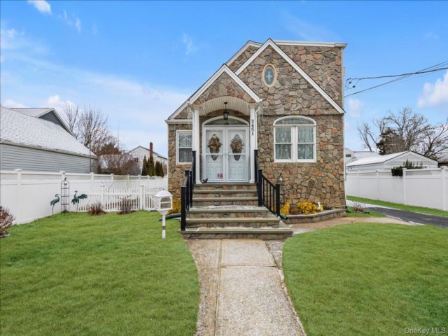  4 BR,  2.00 BTH &nbsp;Colonial style home in Bellmore