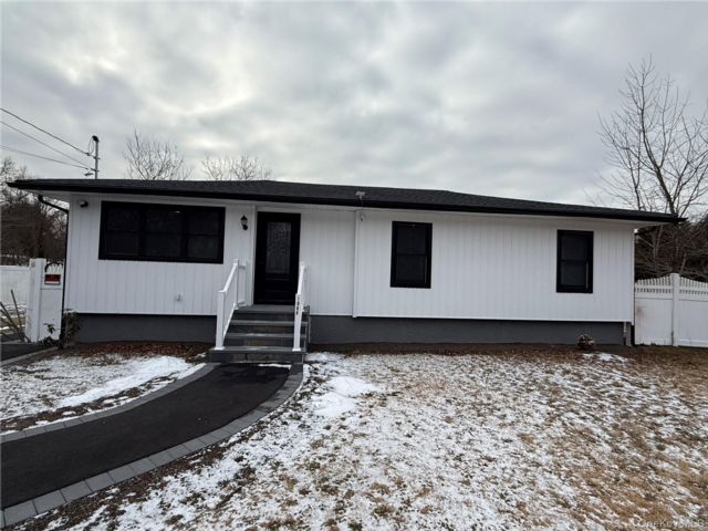  3 BR,  2.00 BTH &nbsp;Raised ranch style home in Central Islip