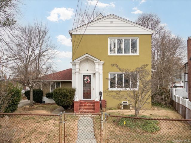  4 BR,  3.00 BTH &nbsp;Colonial style home in Roosevelt