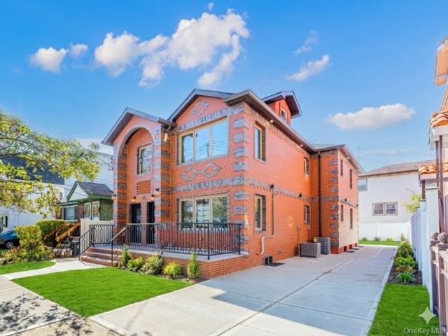  8 BR,  5.00 BTH &nbsp;Colonial style home in Bayside
