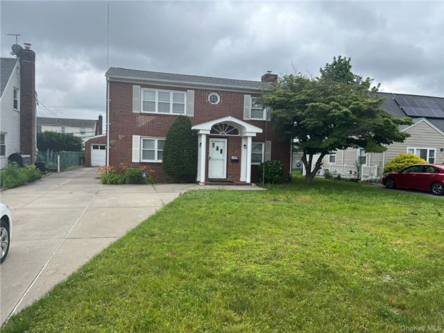  4 BR,  2.00 BTH &nbsp;Other style home in Hicksville