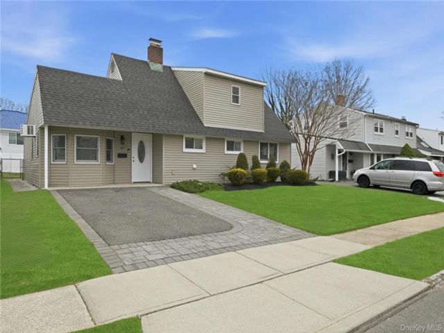 4 BR,  2.00 BTH &nbsp;Exp cape style home in Westbury