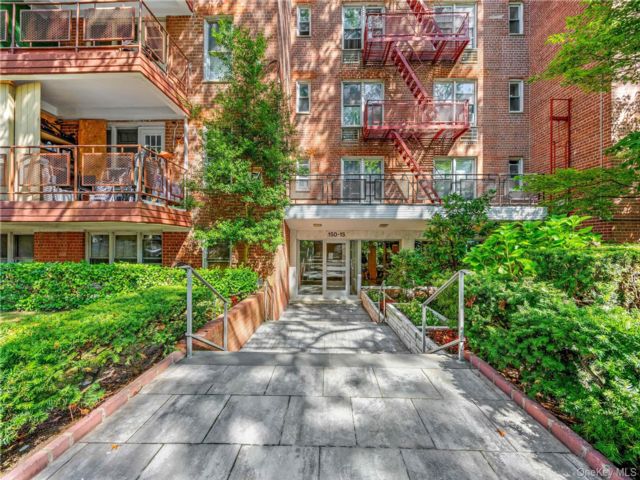  1 BR,  1.00 BTH &nbsp;Other style home in Kew Garden Hills