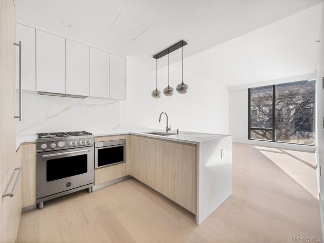  2 BR,  2.00 BTH &nbsp;House style home in Long Island City