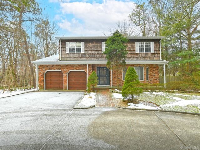  4 BR,  3.00 BTH &nbsp;Colonial style home in Dix Hills
