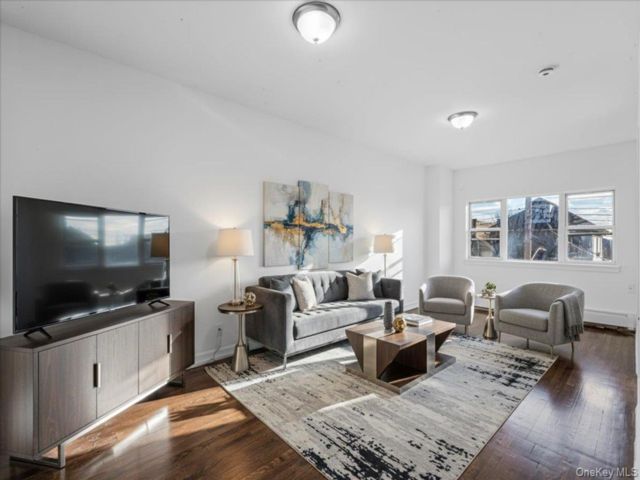  3 BR,  1.00 BTH &nbsp;Contemporary style home in Esplanade