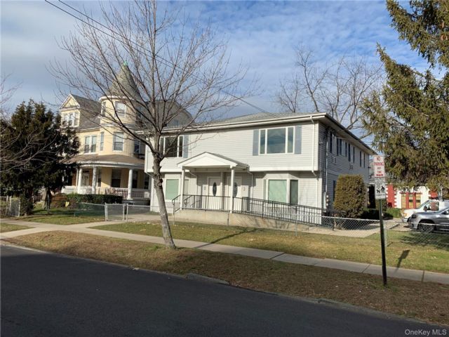 10 BR,  4.00 BTH &nbsp;A-frame style home in New Rochelle