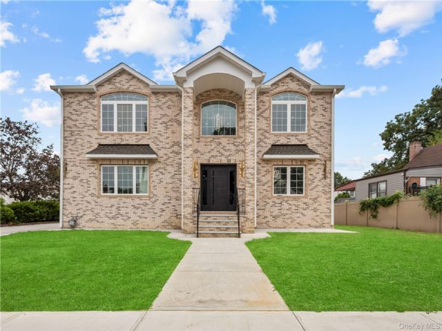  6 BR,  6.00 BTH &nbsp;Exp cape style home in Valley Stream