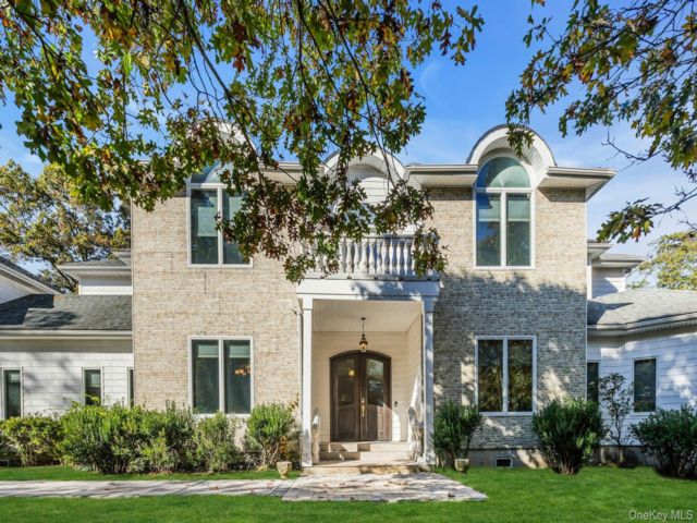  5 BR,  5.00 BTH &nbsp;Mini estate style home in Hampton Bays