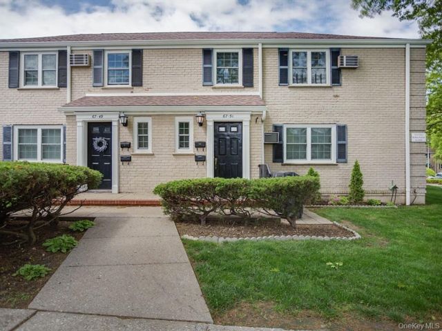  2 BR,  1.00 BTH &nbsp;Garden style home in Bayside