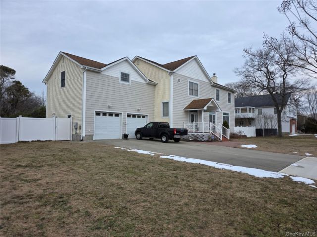  6 BR,  3.00 BTH &nbsp;Colonial style home in Ronkonkoma