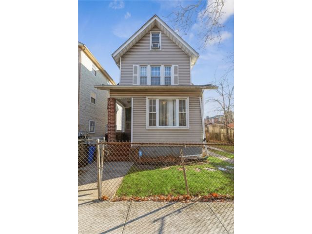  3 BR,  2.00 BTH &nbsp;House style home in East Flatbush