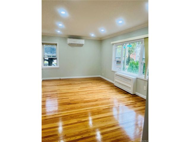  3 BR,  3.00 BTH &nbsp;Colonial style home in Whitestone