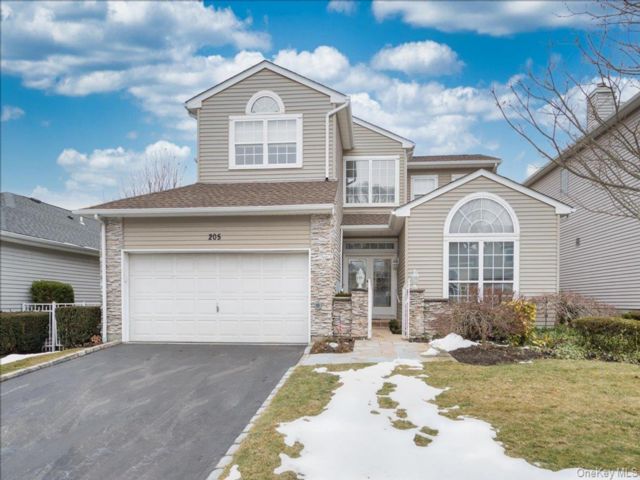  4 BR,  3.00 BTH &nbsp;Other style home in Hauppauge