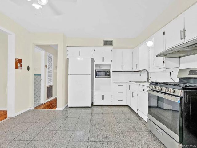  3 BR,  2.00 BTH &nbsp;Traditional style home in Jamaica Estates