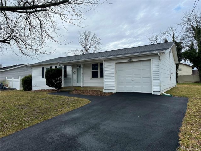  3 BR,  1.00 BTH &nbsp;Ranch style home in Port Jefferson Station