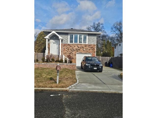  4 BR,  2.00 BTH &nbsp;Hi ranch style home in Dix Hills