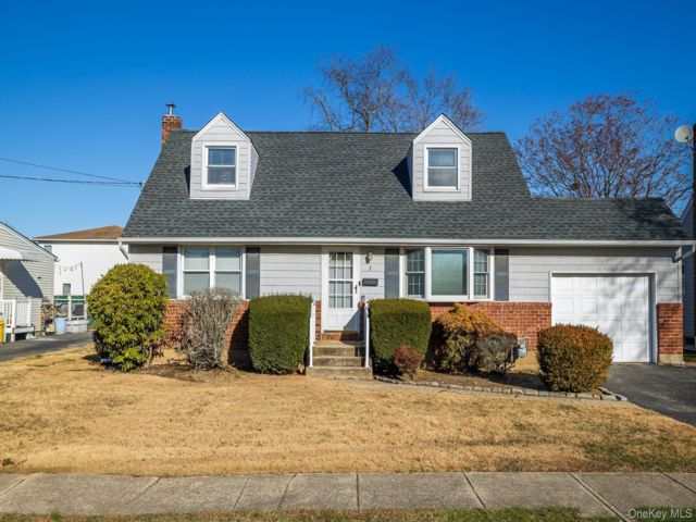  4 BR,  1.00 BTH &nbsp;Cape cod style home in Farmingdale