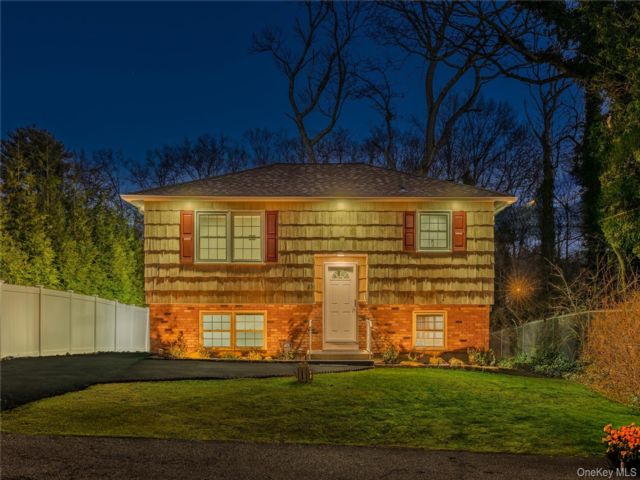  4 BR,  2.00 BTH &nbsp;Hi ranch style home in Lake Ronkonkoma