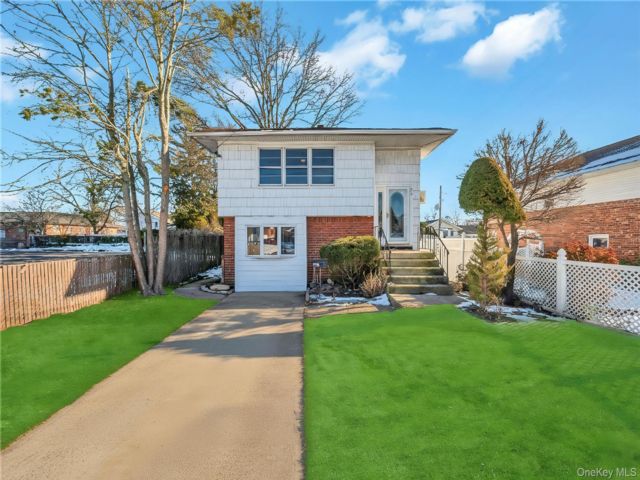  5 BR,  2.00 BTH &nbsp;Hi ranch style home in Westbury