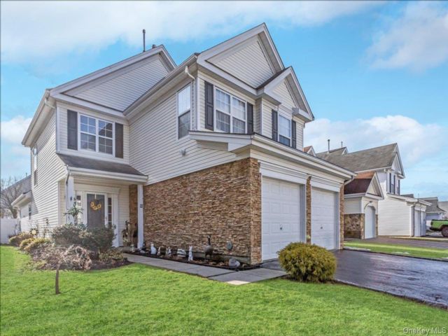  3 BR,  3.00 BTH &nbsp;Condo style home in Middle Island