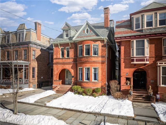  8 BR,  4.00 BTH &nbsp;Victorian style home in Newburgh
